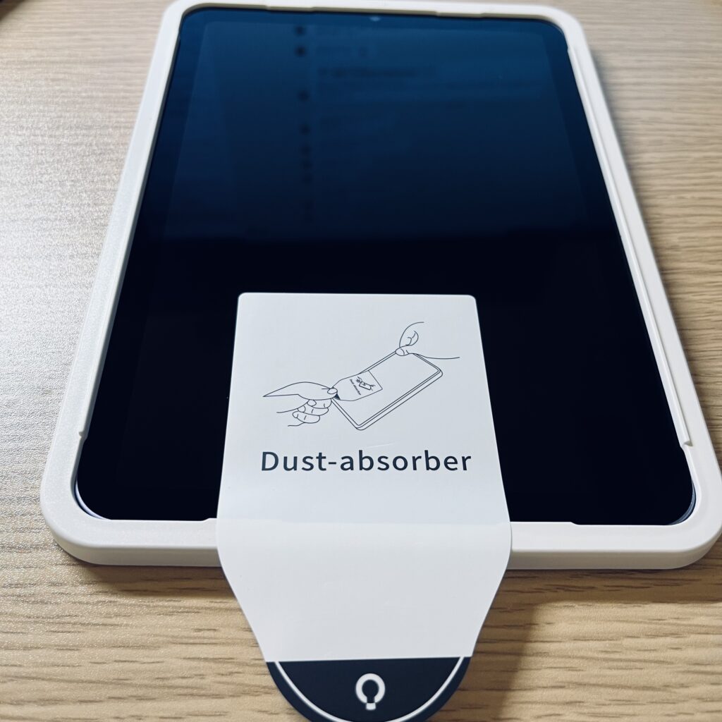 iPadにNIMASOガラスフィルムのガイド枠をはめ込んだ状態