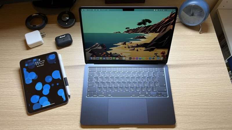 MacBook Air M2とiPad mini 6を並べて撮影