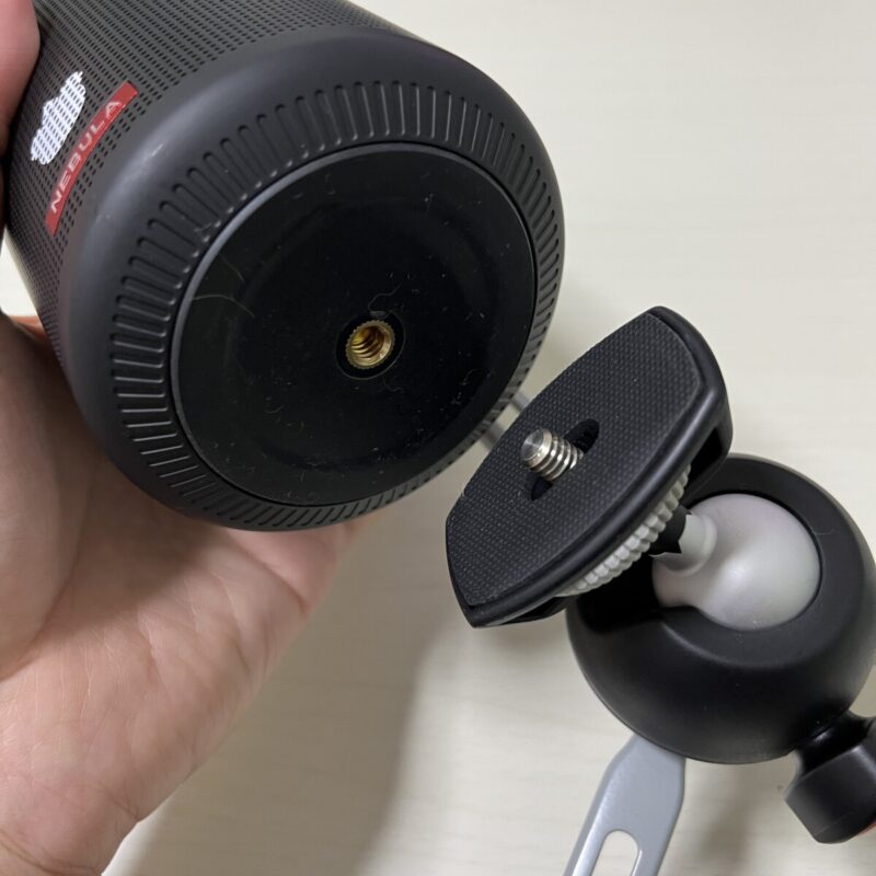 「Manfrotto ミニ三脚 PIXI EVO MTPIXIEVO-BK」と「Anker Nebula Capsule II」の接続