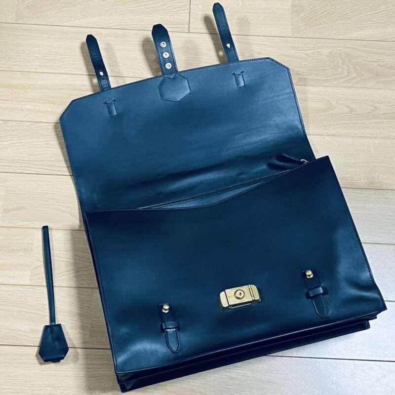 Dunhill デューク フラップ ブリーフケースを開いた状態
