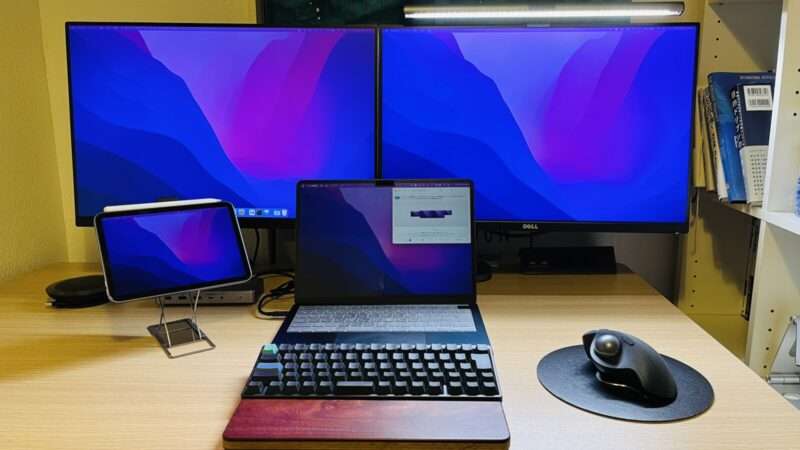 MacBook Air M2のデスクトップを2台のディスプレイに拡張したデスク風景